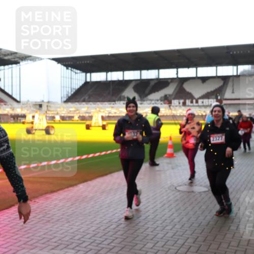 07.12.2025 - St. Pauli X-Mass-Run No. 15 Luisa Fischer http://msf.ph/oto/9383193 07.12.2025 10:52:13 Ziel 2327, 275, 328, 1047, 1964, 1982, 1984, 2103, 2105, 2165, 2287, 2289, 2327, 2332, 2553, 2592, 2593, 2607, 2642, 2643, 2661, 2674, 2836, 2837, 2959, 3223, 3228, 4550, 4862, 4865, 4879, 4880 meine-sportfotos.de