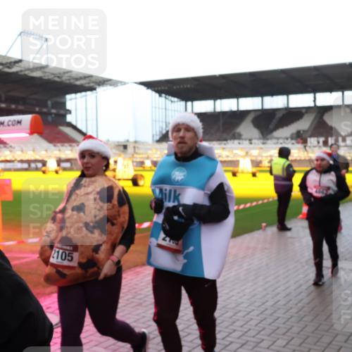 07.12.2025 - St. Pauli X-Mass-Run No. 15 Luisa Fischer http://msf.ph/oto/9383215 07.12.2025 10:52:15 Ziel 2105, 275, 328, 1047, 1964, 1982, 1984, 2103, 2105, 2165, 2287, 2289, 2327, 2332, 2553, 2592, 2593, 2607, 2642, 2643, 2661, 2674, 2836, 2837, 2959, 3223, 3228, 4550, 4862, 4865, 4879, 4880 meine-sportfotos.de