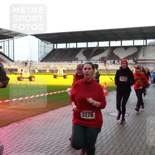 07.12.2025 - St. Pauli X-Mass-Run No. 15 Luisa Fischer http://msf.ph/oto/9383238 07.12.2025 10:52:18 Ziel 15, 3228, 3223, 27, 275, 328, 1047, 1964, 1982, 1984, 2103, 2105, 2165, 2287, 2289, 2327, 2332, 2553, 2592, 2593, 2607, 2642, 2643, 2661, 2674, 2836, 2837, 2959, 3223, 3228, 4550, 4862, 4865, 4879, 4880 meine-sportfotos.de