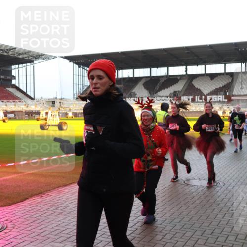 07.12.2025 - St. Pauli X-Mass-Run No. 15 Luisa Fischer http://msf.ph/oto/9383254 07.12.2025 10:52:20 Ziel 5, 2607, 2593, 27, 275, 328, 1047, 1964, 1982, 1984, 2103, 2105, 2165, 2287, 2289, 2327, 2332, 2553, 2592, 2593, 2607, 2642, 2643, 2661, 2674, 2836, 2837, 2959, 3223, 3228, 4550, 4862, 4864, 4865, 4866, 4879, 4880 meine-sportfotos.de