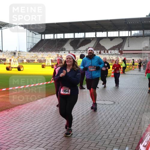 07.12.2025 - St. Pauli X-Mass-Run No. 15 Luisa Fischer http://msf.ph/oto/9383303 07.12.2025 10:52:28 Ziel 84, 1964, 2165, 2737, 27, 275, 328, 499, 506, 654, 931, 1047, 1098, 1964, 1982, 1984, 2103, 2105, 2165, 2287, 2289, 2327, 2332, 2553, 2592, 2593, 2607, 2661, 2836, 2837, 3223, 3228, 4550, 4797, 4862, 4864, 4865, 4866, 4879, 4880 meine-sportfotos.de