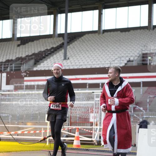 07.12.2025 - St. Pauli X-Mass-Run No. 15 Patografie http://msf.ph/oto/9383306 07.12.2025 10:24:29 Ziel 1986, 2071, 4541, 4542, 4689, 4766, 4780 meine-sportfotos.de