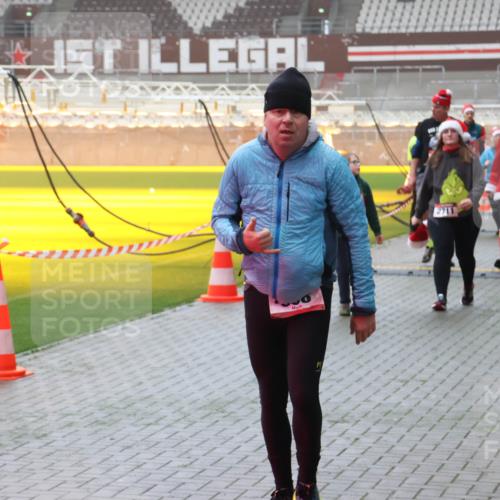 07.12.2025 - St. Pauli X-Mass-Run No. 15 Luisa Fischer http://msf.ph/oto/9383315 07.12.2025 10:13:34 Ziel 2711, 1733, 9, 18, 80, 938, 1044, 1062, 1126, 1220, 1397, 1733, 2687, 2711, 2712, 3040, 3428, 3514, 3551, 3557, 3588, 3589, 3799, 3834, 3836, 4081, 4082, 4083, 4487, 4664 meine-sportfotos.de
