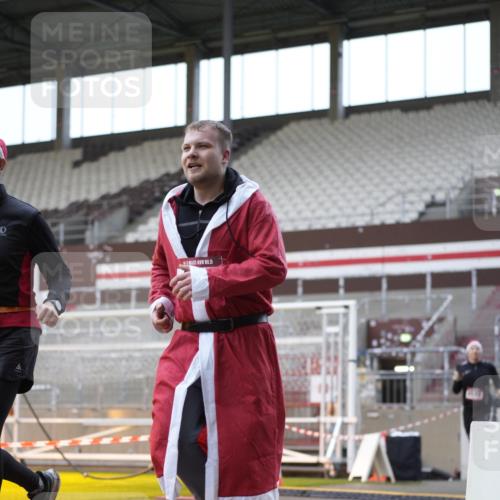 07.12.2025 - St. Pauli X-Mass-Run No. 15 Patografie http://msf.ph/oto/9383321 07.12.2025 10:24:30 Ziel 1986, 2071, 4541, 4542, 4766, 4780 meine-sportfotos.de