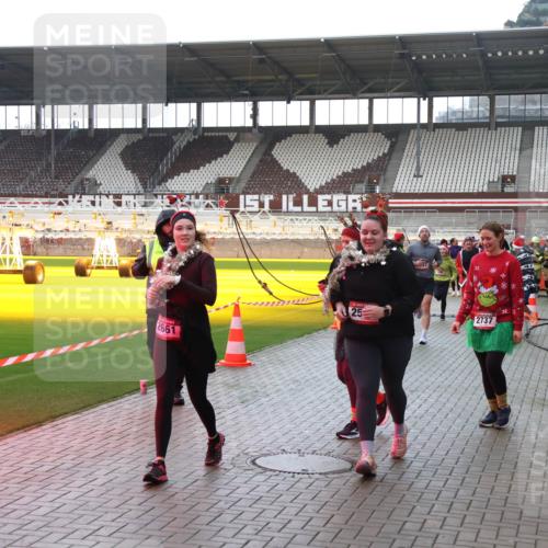 07.12.2025 - St. Pauli X-Mass-Run No. 15 Luisa Fischer http://msf.ph/oto/9383352 07.12.2025 10:52:39 Ziel 2661, 25, 2737, 27, 328, 499, 506, 654, 931, 1098, 1964, 1982, 1984, 2165, 2287, 2289, 2592, 2593, 2607, 2661, 2836, 2837, 3223, 3228, 4550, 4797, 4864, 4865, 4866, 4879, 4880, 4882 meine-sportfotos.de