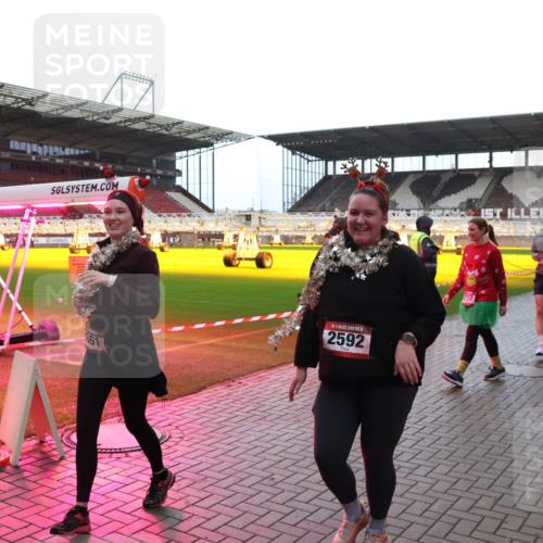 07.12.2025 - St. Pauli X-Mass-Run No. 15 Luisa Fischer http://msf.ph/oto/9383371 07.12.2025 10:52:41 Ziel 15, 2592, 2137, 197, 27, 328, 499, 506, 654, 931, 1098, 1964, 1982, 1984, 2165, 2287, 2289, 2592, 2593, 2607, 2661, 2836, 2837, 3223, 3228, 4550, 4797, 4864, 4865, 4866, 4879, 4880, 4882 meine-sportfotos.de