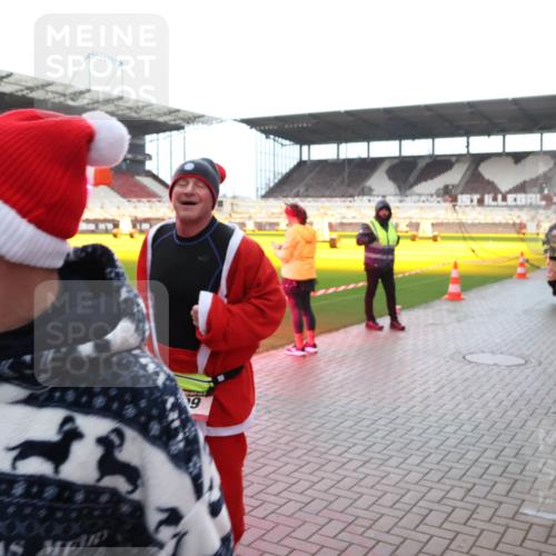 07.12.2025 - St. Pauli X-Mass-Run No. 15 Luisa Fischer http://msf.ph/oto/9383392 07.12.2025 10:52:46 Ziel 9, 27, 499, 506, 654, 931, 1098, 1964, 1982, 1984, 2165, 2287, 2289, 2592, 2661, 2836, 2837, 4550, 4797, 4864, 4865, 4866, 4879, 4880, 4882 meine-sportfotos.de