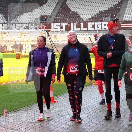 07.12.2025 - St. Pauli X-Mass-Run No. 15 Luisa Fischer http://msf.ph/oto/9383439 07.12.2025 10:52:54 Ziel 4865, 4879, 9, 9, 228, 5, 4866, 27, 176, 262, 499, 506, 654, 931, 1098, 1305, 2592, 2661, 4797, 4859, 4864, 4865, 4866, 4879, 4880, 4882 meine-sportfotos.de