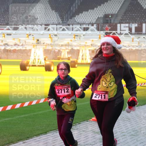 07.12.2025 - St. Pauli X-Mass-Run No. 15 Luisa Fischer http://msf.ph/oto/9383462 07.12.2025 10:13:40 Ziel 15, 2712, 15, 2711, 1062, 9, 18, 80, 938, 970, 1044, 1062, 1126, 1220, 1397, 1733, 2687, 2711, 2712, 3588, 3589, 4081, 4082, 4083, 4487, 4664 meine-sportfotos.de