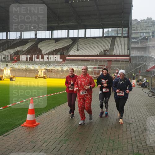 07.12.2025 - St. Pauli X-Mass-Run No. 15 Fabian Wolf http://msf.ph/oto/9383463 07.12.2025 10:10:59 Ziel 57, 979, 983, 1148, 1149, 1150, 1426, 1768, 1929, 1935, 2530 meine-sportfotos.de