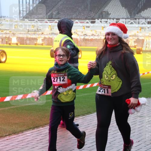 07.12.2025 - St. Pauli X-Mass-Run No. 15 Luisa Fischer http://msf.ph/oto/9383508 07.12.2025 10:13:41 Ziel 15, 2712, 15, 211, 106, 80, 938, 970, 1044, 1062, 1126, 1220, 1397, 1733, 2687, 2711, 2712, 3588, 3589, 4081, 4082, 4083, 4487, 4664 meine-sportfotos.de