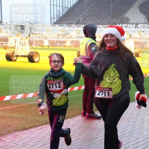 07.12.2025 - St. Pauli X-Mass-Run No. 15 Luisa Fischer http://msf.ph/oto/9383511 07.12.2025 10:13:42 Ziel 15, 2712, 15, 2711, 80, 88, 938, 970, 1044, 1062, 1126, 1220, 1397, 1733, 2687, 2711, 2712, 3588, 3589, 4081, 4082, 4083, 4487, 4664 meine-sportfotos.de