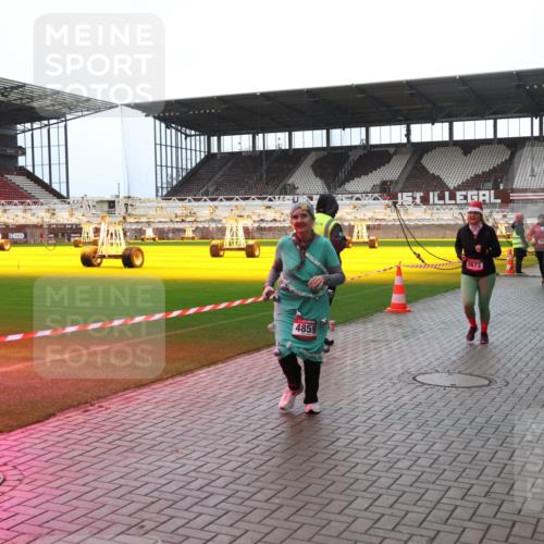 07.12.2025 - St. Pauli X-Mass-Run No. 15 Luisa Fischer http://msf.ph/oto/9383512 07.12.2025 10:53:28 Ziel 4859, 2673, 176, 262, 500, 504, 507, 510, 1305, 1684, 2673, 3128, 4859 meine-sportfotos.de