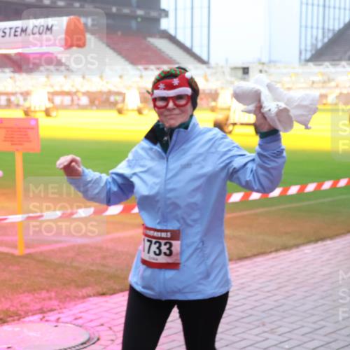 07.12.2025 - St. Pauli X-Mass-Run No. 15 Luisa Fischer http://msf.ph/oto/9383524 07.12.2025 10:13:43 Ziel 1733, 106, 80, 88, 938, 970, 1044, 1062, 1126, 1220, 1397, 1733, 2687, 2711, 2712, 2905, 3588, 3589, 4081, 4082, 4083, 4487, 4664 meine-sportfotos.de