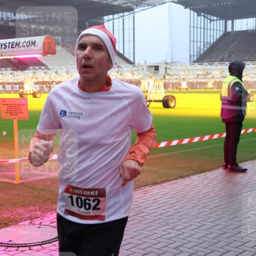 07.12.2025 - St. Pauli X-Mass-Run No. 15 Luisa Fischer http://msf.ph/oto/9383540 07.12.2025 10:13:45 Ziel 15, 1062, 80, 88, 970, 1044, 1062, 1126, 1220, 1397, 1733, 2687, 2711, 2712, 2905, 3588, 3589, 4081, 4082, 4083, 4487, 4664 meine-sportfotos.de