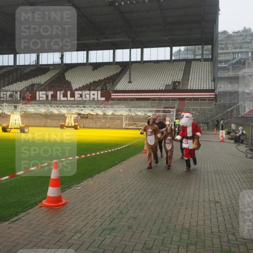 07.12.2025 - St. Pauli X-Mass-Run No. 15 Fabian Wolf http://msf.ph/oto/9383543 07.12.2025 10:11:02 Ziel 57, 979, 983, 1148, 1149, 1150, 1426, 1929, 1935, 2530 meine-sportfotos.de