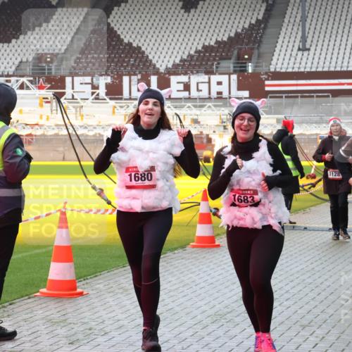 07.12.2025 - St. Pauli X-Mass-Run No. 15 Luisa Fischer http://msf.ph/oto/9383573 07.12.2025 10:53:56 Ziel 1680, 15, 1683, 3128, 106, 1689, 106, 500, 504, 507, 510, 546, 1478, 1679, 1680, 1681, 1682, 1683, 1684, 3128 meine-sportfotos.de