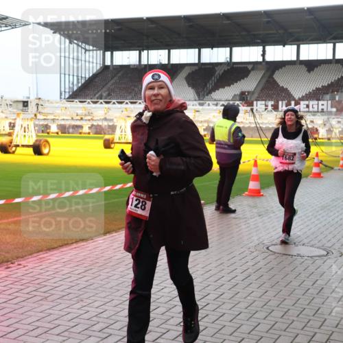 07.12.2025 - St. Pauli X-Mass-Run No. 15 Luisa Fischer http://msf.ph/oto/9383610 07.12.2025 10:54:03 Ziel 200, 881, 10, 5, 128, 1682, 106, 546, 1478, 1679, 1680, 1681, 1682, 1683, 1684, 3128 meine-sportfotos.de