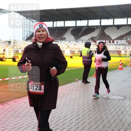 07.12.2025 - St. Pauli X-Mass-Run No. 15 Luisa Fischer http://msf.ph/oto/9383615 07.12.2025 10:54:03 Ziel 15, 3128, 1682, 106, 546, 1478, 1679, 1680, 1681, 1682, 1683, 1684, 3128 meine-sportfotos.de