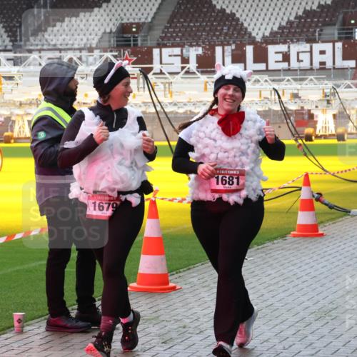 07.12.2025 - St. Pauli X-Mass-Run No. 15 Luisa Fischer http://msf.ph/oto/9383629 07.12.2025 10:54:08 Ziel 5, 1679, 15, 1681, 106, 546, 1478, 1679, 1680, 1681, 1682, 1683, 3128, 4814 meine-sportfotos.de