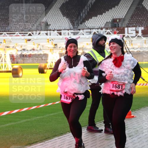 07.12.2025 - St. Pauli X-Mass-Run No. 15 Luisa Fischer http://msf.ph/oto/9383634 07.12.2025 10:54:09 Ziel 1679, 670, 15, 1681, 106, 546, 1478, 1679, 1680, 1681, 1682, 1683, 3128, 4814 meine-sportfotos.de