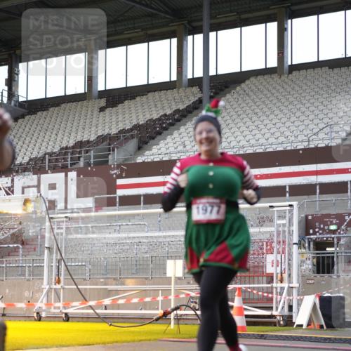 07.12.2025 - St. Pauli X-Mass-Run No. 15 Patografie http://msf.ph/oto/9383643 07.12.2025 10:25:09 Ziel 1012, 1977, 1987, 1995, 3962, 4121, 4201, 4204, 4284, 4335, 4431, 4513, 4514 meine-sportfotos.de