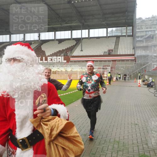 07.12.2025 - St. Pauli X-Mass-Run No. 15 Fabian Wolf http://msf.ph/oto/9383672 07.12.2025 10:11:05 Ziel 57, 979, 983, 1148, 1149, 1150, 1426, 1929, 1935, 2530 meine-sportfotos.de