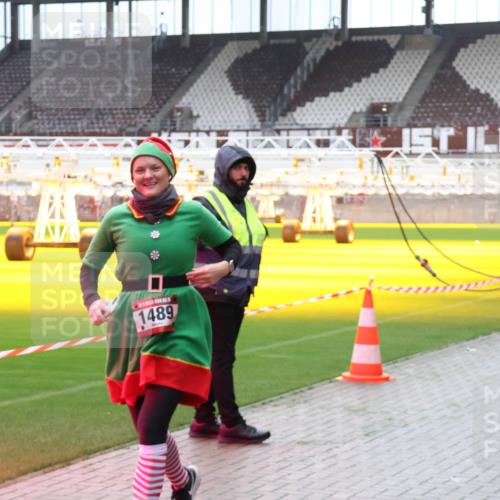 07.12.2025 - St. Pauli X-Mass-Run No. 15 Luisa Fischer http://msf.ph/oto/9383713 07.12.2025 10:55:01 Ziel 1489, 1977, 656, 692, 1177, 1489, 2286, 2328, 2358, 2360, 2832, 3391, 3437 meine-sportfotos.de