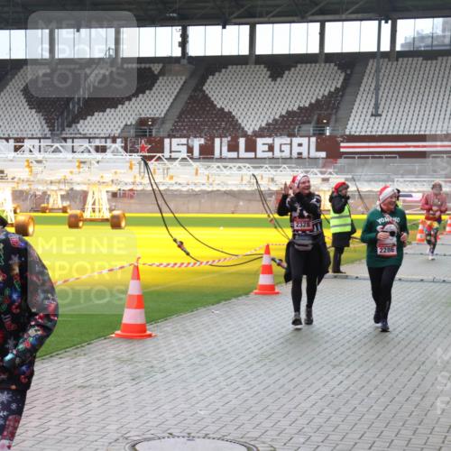07.12.2025 - St. Pauli X-Mass-Run No. 15 Luisa Fischer http://msf.ph/oto/9383756 07.12.2025 10:55:06 Ziel 2328, 2286, 3437, 656, 692, 1177, 1393, 1489, 2286, 2328, 2358, 2360, 2832, 3391, 3437 meine-sportfotos.de