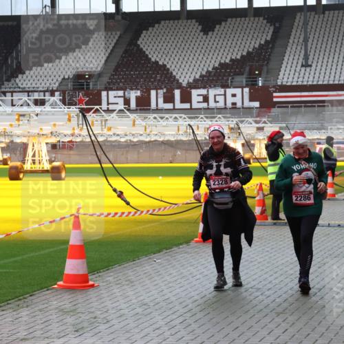 07.12.2025 - St. Pauli X-Mass-Run No. 15 Luisa Fischer http://msf.ph/oto/9383760 07.12.2025 10:55:06 Ziel 2328, 2286, 3437, 656, 692, 1177, 1393, 1489, 2286, 2328, 2358, 2360, 2832, 3391, 3437 meine-sportfotos.de