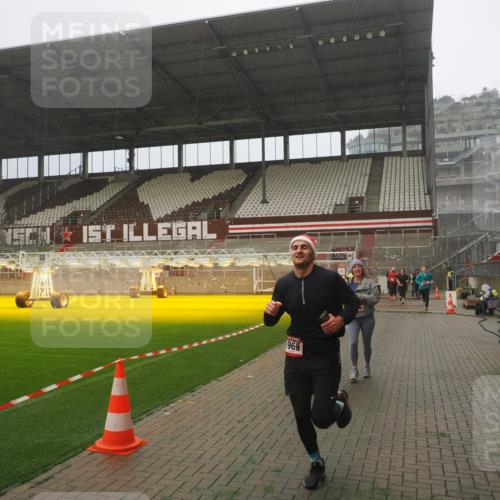 07.12.2025 - St. Pauli X-Mass-Run No. 15 Fabian Wolf http://msf.ph/oto/9383765 07.12.2025 10:11:16 Ziel 1969, 3354, 3815, 4499, 4525 meine-sportfotos.de