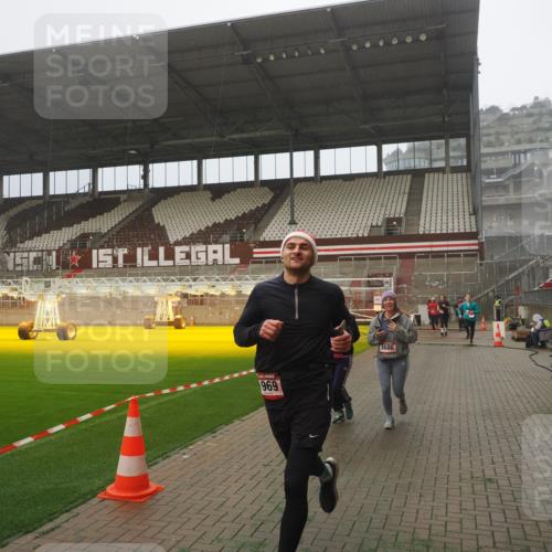 07.12.2025 - St. Pauli X-Mass-Run No. 15 Fabian Wolf http://msf.ph/oto/9383773 07.12.2025 10:11:16 Ziel 1969, 3354, 3815, 4499, 4525 meine-sportfotos.de