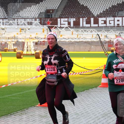 07.12.2025 - St. Pauli X-Mass-Run No. 15 Luisa Fischer http://msf.ph/oto/9383775 07.12.2025 10:55:08 Ziel 2328, 2286, 656, 692, 1177, 1393, 1489, 2286, 2328, 2358, 2360, 2832, 3391, 3437 meine-sportfotos.de
