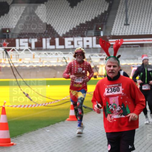 07.12.2025 - St. Pauli X-Mass-Run No. 15 Luisa Fischer http://msf.ph/oto/9383796 07.12.2025 10:55:10 Ziel 4391, 5, 2360, 656, 692, 1177, 1393, 1489, 2286, 2328, 2358, 2360, 2832, 3391, 3437 meine-sportfotos.de