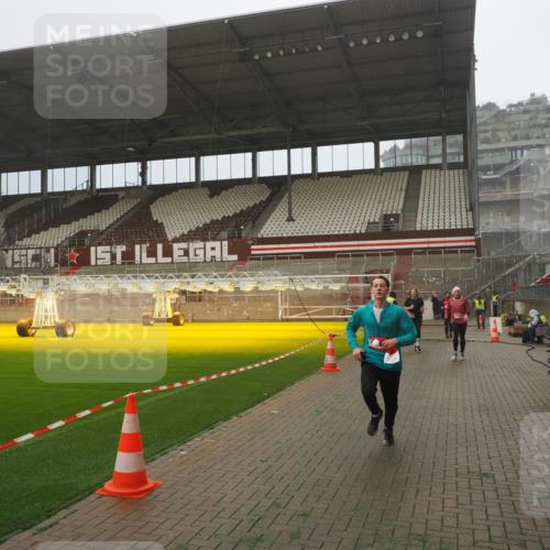 07.12.2025 - St. Pauli X-Mass-Run No. 15 Fabian Wolf http://msf.ph/oto/9383823 07.12.2025 10:11:19 Ziel 1969, 3354, 3815, 4499, 4525, 4659, 4661 meine-sportfotos.de