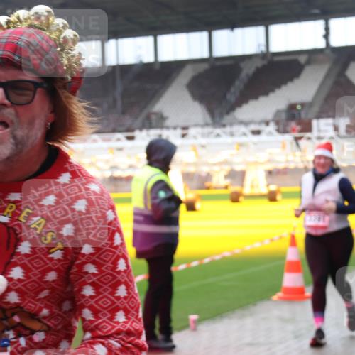 07.12.2025 - St. Pauli X-Mass-Run No. 15 Luisa Fischer http://msf.ph/oto/9383826 07.12.2025 10:55:14 Ziel 101, 3437, 656, 692, 1177, 1393, 1489, 2286, 2328, 2358, 2360, 2832, 3391, 3437 meine-sportfotos.de