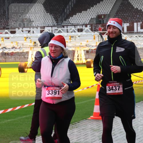 07.12.2025 - St. Pauli X-Mass-Run No. 15 Luisa Fischer http://msf.ph/oto/9383835 07.12.2025 10:55:15 Ziel 15, 3391, 15, 3437, 656, 692, 1177, 1393, 1489, 2286, 2328, 2358, 2360, 2832, 3391, 3437 meine-sportfotos.de