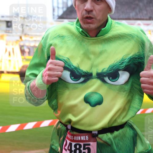 07.12.2025 - St. Pauli X-Mass-Run No. 15 Luisa Fischer http://msf.ph/oto/9383849 07.12.2025 10:56:18 Ziel 15, 485, 2485, 4493 meine-sportfotos.de
