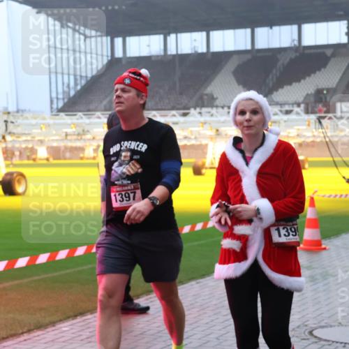 07.12.2025 - St. Pauli X-Mass-Run No. 15 Luisa Fischer http://msf.ph/oto/9383855 07.12.2025 10:13:50 Ziel 2829, 1397, 139, 2687, 80, 88, 970, 1044, 1062, 1126, 1220, 1397, 1699, 1733, 2711, 2712, 2905, 3588, 3589, 4081, 4082, 4083, 4487, 4664 meine-sportfotos.de