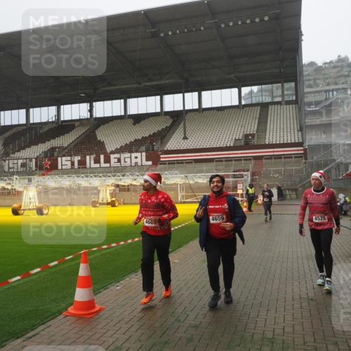 07.12.2025 - St. Pauli X-Mass-Run No. 15 Fabian Wolf http://msf.ph/oto/9383916 07.12.2025 10:11:26 Ziel 1969, 3354, 3815, 4499, 4525, 4659, 4661, 4662 meine-sportfotos.de