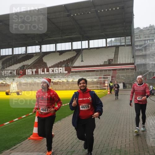 07.12.2025 - St. Pauli X-Mass-Run No. 15 Fabian Wolf http://msf.ph/oto/9383932 07.12.2025 10:11:27 Ziel 1969, 3354, 3815, 4499, 4525, 4659, 4661, 4662 meine-sportfotos.de