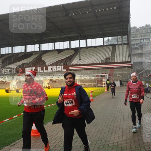 07.12.2025 - St. Pauli X-Mass-Run No. 15 Fabian Wolf http://msf.ph/oto/9383936 07.12.2025 10:11:27 Ziel 1969, 3354, 3815, 4499, 4525, 4659, 4661, 4662 meine-sportfotos.de