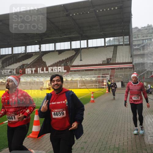 07.12.2025 - St. Pauli X-Mass-Run No. 15 Fabian Wolf http://msf.ph/oto/9383941 07.12.2025 10:11:27 Ziel 1969, 3354, 3815, 4499, 4525, 4659, 4661, 4662 meine-sportfotos.de