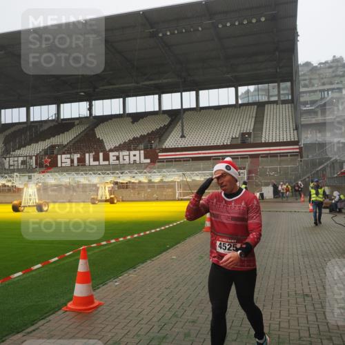07.12.2025 - St. Pauli X-Mass-Run No. 15 Fabian Wolf http://msf.ph/oto/9383955 07.12.2025 10:11:29 Ziel 1969, 3354, 4499, 4525, 4659, 4661, 4662 meine-sportfotos.de