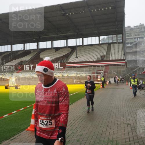 07.12.2025 - St. Pauli X-Mass-Run No. 15 Fabian Wolf http://msf.ph/oto/9383985 07.12.2025 10:11:30 Ziel 1969, 3354, 4499, 4525, 4659, 4661, 4662 meine-sportfotos.de