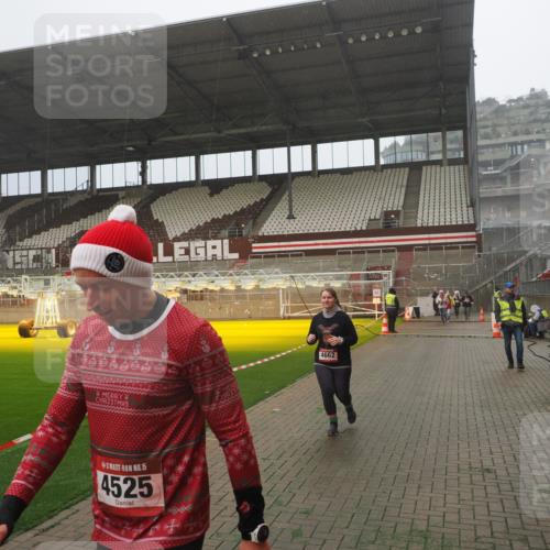 07.12.2025 - St. Pauli X-Mass-Run No. 15 Fabian Wolf http://msf.ph/oto/9383990 07.12.2025 10:11:31 Ziel 1969, 3354, 4499, 4525, 4659, 4661, 4662 meine-sportfotos.de