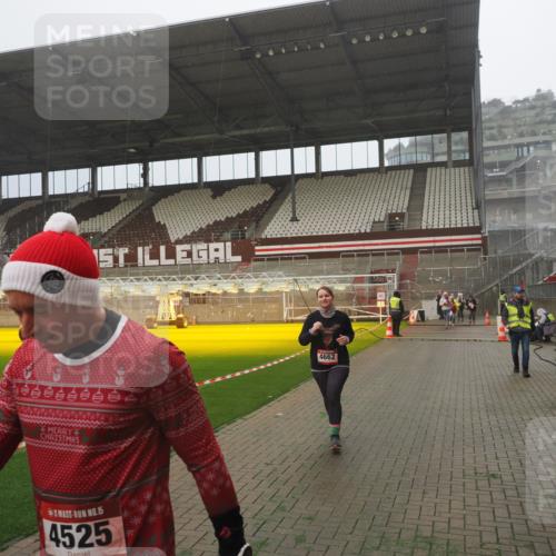 07.12.2025 - St. Pauli X-Mass-Run No. 15 Fabian Wolf http://msf.ph/oto/9383995 07.12.2025 10:11:31 Ziel 1969, 3354, 4499, 4525, 4659, 4661, 4662 meine-sportfotos.de
