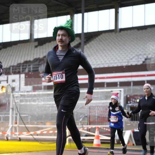07.12.2025 - St. Pauli X-Mass-Run No. 15 Patografie http://msf.ph/oto/9384125 07.12.2025 10:26:24 Ziel 23, 28, 368, 1396, 1638, 1639, 2068, 2518, 2648, 2649, 2922, 3698, 3699, 4093, 4448, 4460, 4461, 4469, 4481, 4506, 4512, 4529, 4532, 4699, 4703, 4709, 5010 meine-sportfotos.de