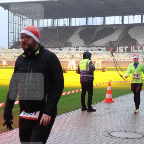 07.12.2025 - St. Pauli X-Mass-Run No. 15 Luisa Fischer http://msf.ph/oto/9384148 07.12.2025 10:14:38 Ziel 2951, 3243, 174, 174, 352, 1158, 2564, 2617, 2618, 2951, 3243, 4371, 4489, 4502, 4526, 4545 meine-sportfotos.de