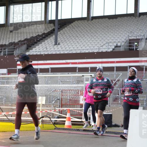 07.12.2025 - St. Pauli X-Mass-Run No. 15 Patografie http://msf.ph/oto/9384154 07.12.2025 10:26:39 Ziel 3771, 3787, 3792, 3828, 4185, 4506, 4512, 4705 meine-sportfotos.de